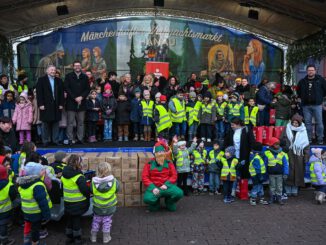 28 Kitas schmücken Hanauer Innenstadtbäume und erhalten Auszeichnungen
