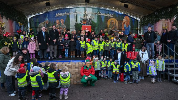 28 Kitas schmücken Hanauer Innenstadtbäume und erhalten Auszeichnungen 28 Kitas schmücken Hanauer Innenstadtbäume und erhalten Auszeichnungen