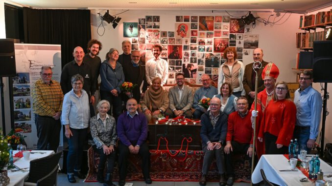 Bieri dankt Ehrenamtlichen der Stadtführungen in Hanau beim Weihnachtstreffen Bieri dankt Ehrenamtlichen der Stadtführungen in Hanau beim Weihnachtstreffen