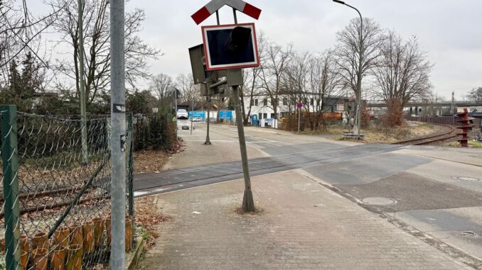 Blinklichtanlage an Bahnübergang in Großauheim beschädigt Polizei ermittelt wegen Unfallflucht Blinklichtanlage an Bahnübergang in Großauheim beschädigt Polizei ermittelt wegen Unfallflucht