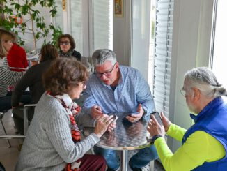 Bunter Nachmittag in Hanau: Technikberatung, Spiele und Kaffee für Seniorinnen und Senioren