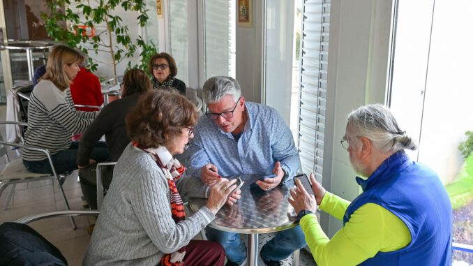 Bunter Nachmittag in Hanau: Technikberatung, Spiele und Kaffee für Seniorinnen und Senioren