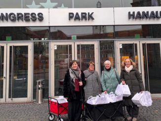 Congress Park Hanau packt 100 Weihnachtstüten für Weltladen und Tafel