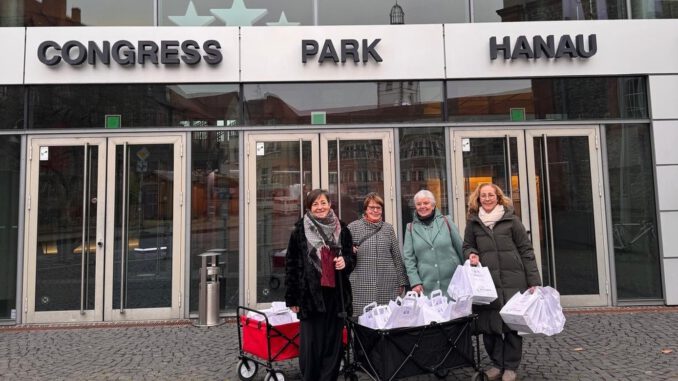 Congress Park Hanau packt 100 Weihnachtstüten für Weltladen und Tafel