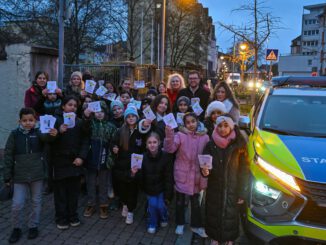 Elterntaxis vor Hanauer Grundschule: Viertklässler verteilen 'Strafzettel' und fordern mehr Sicherheit