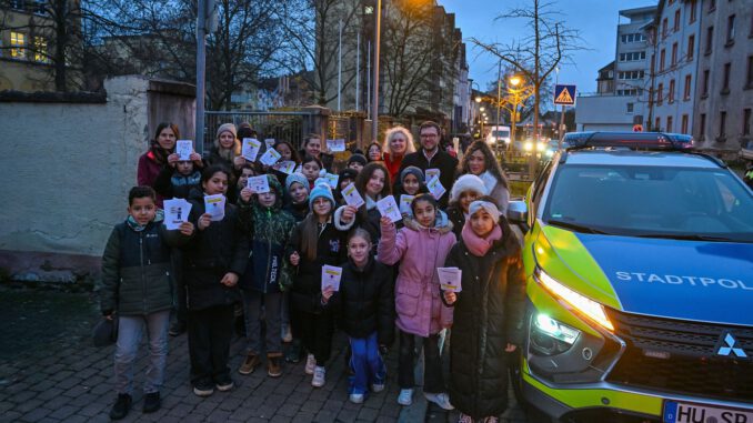 Elterntaxis vor Hanauer Grundschule: Viertklässler verteilen 'Strafzettel' und fordern mehr Sicherheit