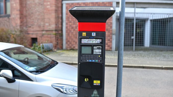 Hanau modernisiert Parkscheinautomaten mit Kennzeicheneingabe und kontaktloser Zahlung Hanau modernisiert Parkscheinautomaten mit Kennzeicheneingabe und kontaktloser Zahlung