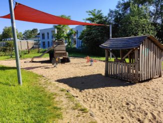 Hanau reinigt dieses Jahr 189 Sandflächen auf Spielplätzen, in Kitas und Schulen