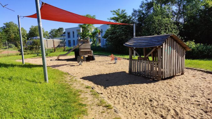 Hanau reinigt dieses Jahr 189 Sandflächen auf Spielplätzen, in Kitas und Schulen