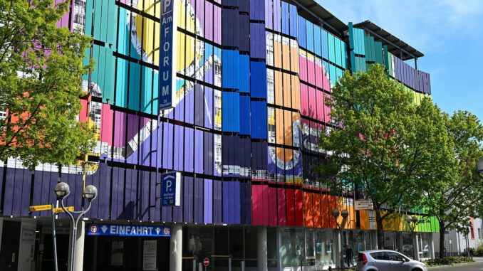 Hanau stellt Parkhaus Am Forum auf schrankenlosen Betrieb um