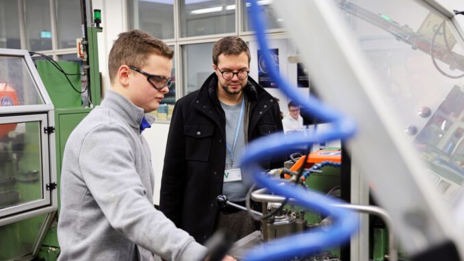 Hanau und Evonik vereinbaren Zusammenarbeit zur Fachkräftesicherung Hanau und Evonik vereinbaren Zusammenarbeit zur Fachkräftesicherung