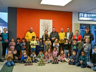 Hanauer Imkerei liefert 672 Gläser Honig an städtische Kitas