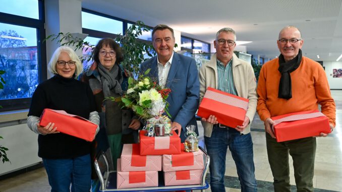 Hanauer Imkerverein übergibt 148 Gläser Honig an soziale Einrichtungen Hanauer Imkerverein übergibt 148 Gläser Honig an soziale Einrichtungen