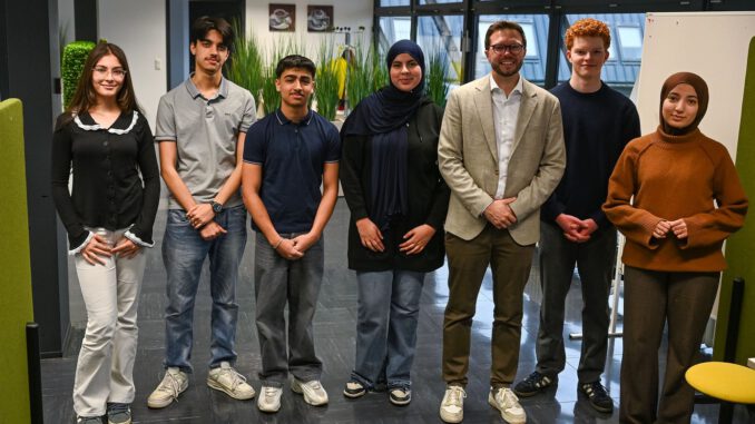 Hanauer Schüler diskutieren Schulbaupläne, Demokratieprojekte und mögliche Einsparungen mit dem Bürgermeister Hanauer Schüler diskutieren Schulbaupläne, Demokratieprojekte und mögliche Einsparungen mit dem Bürgermeister