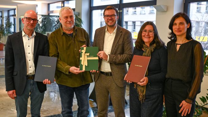 Handschriftliches Matthäusevangelium als Gemeinschaftsprojekt an Hanauer Bürgermeister übergeben Handschriftliches Matthäusevangelium als Gemeinschaftsprojekt an Hanauer Bürgermeister übergeben