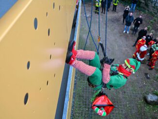 Höhenrettung in Kostüm: Überraschungsaktion für Kinder im Klinikum Hanau