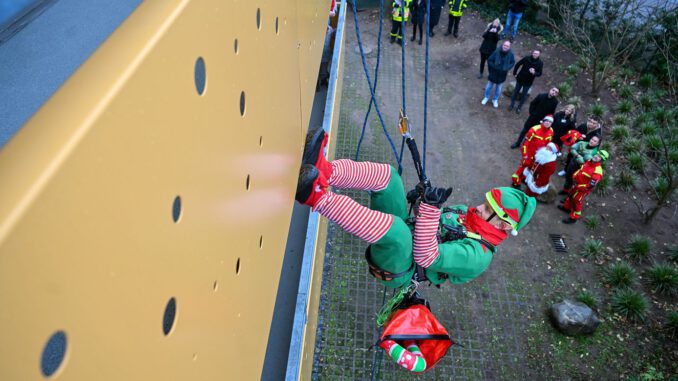 Höhenrettung in Kostüm: Überraschungsaktion für Kinder im Klinikum Hanau Höhenrettung in Kostüm: Überraschungsaktion für Kinder im Klinikum Hanau