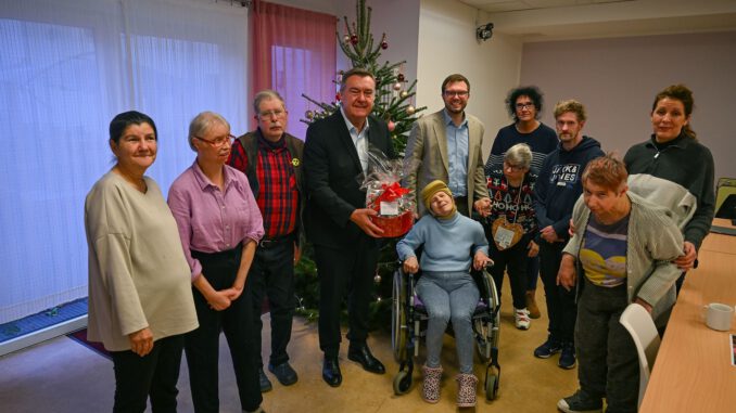 Kaminsky setzt Adventsbesuche in Wohngruppen des Behindertenwerks in Hanau und Großauheim fort Kaminsky setzt Adventsbesuche in Wohngruppen des Behindertenwerks in Hanau und Großauheim fort