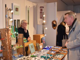 Künstlerweihnachtsmarkt im Neustädter Rathaus bietet regionale Unikate bis 22. Dezember