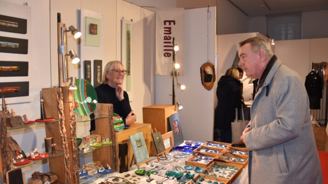 Künstlerweihnachtsmarkt im Neustädter Rathaus bietet regionale Unikate bis 22. Dezember