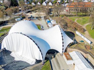 Kuppeldach wird wieder montiert: Beginn der Vorbereitungen für die 42. Brüder Grimm Festspiele in Hanau