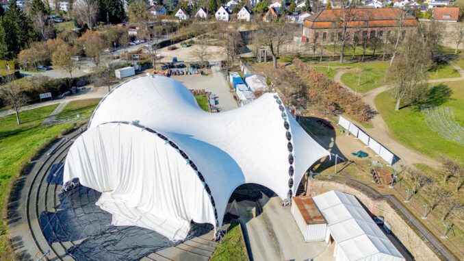 Kuppeldach wird wieder montiert: Beginn der Vorbereitungen für die 42. Brüder Grimm Festspiele in Hanau