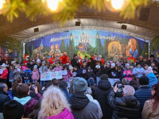Mehr als 100 Sängerinnen und Sänger auf Hanauer Weihnachtsmarkt bringen 5.000 Euro für Kinderhospizdienst ein