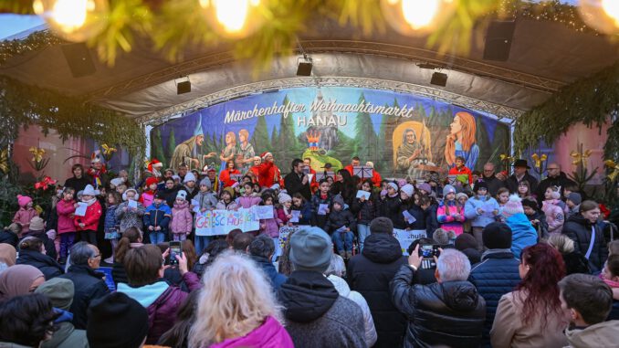 Mehr als 100 Sängerinnen und Sänger auf Hanauer Weihnachtsmarkt bringen 5.000 Euro für Kinderhospizdienst ein