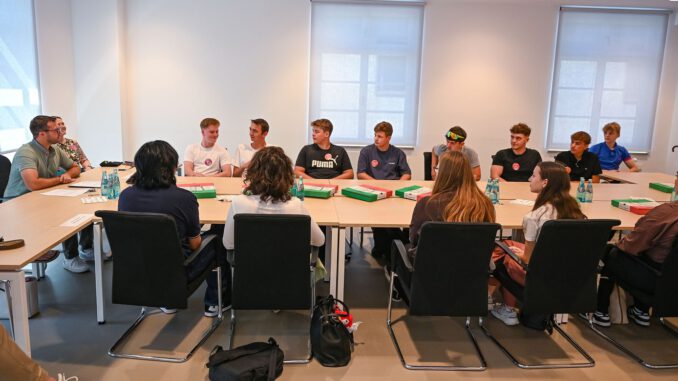 Neunzehn Auszubildende beginnen ihre Ausbildung bei der Stadt Hanau