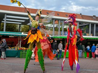 Osterspektakel in Hanau lockt mit Stelzenläufern, Live Musik und Familienangeboten
