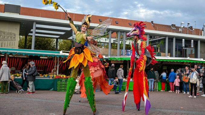 Osterspektakel in Hanau lockt mit Stelzenläufern, Live Musik und Familienangeboten