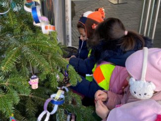 Rund 350 Kitakinder schmücken Bäume in Hanauer Innenstadt