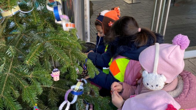 Rund 350 Kitakinder schmücken Bäume in Hanauer Innenstadt Rund 350 Kitakinder schmücken Bäume in Hanauer Innenstadt