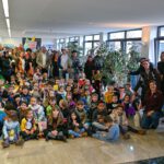 Rund 40 Kinder der Kita Sandeldamm ziehen singend ins Neustädter Rathaus