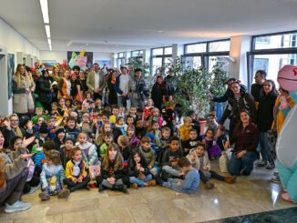 Rund 40 Kinder der Kita Sandeldamm ziehen singend ins Neustädter Rathaus