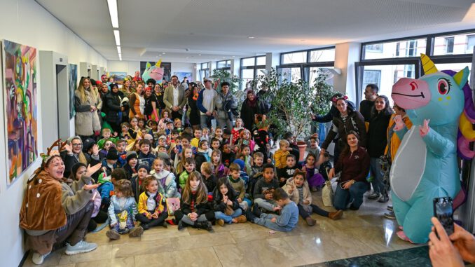 Rund 40 Kinder der Kita Sandeldamm ziehen singend ins Neustädter Rathaus