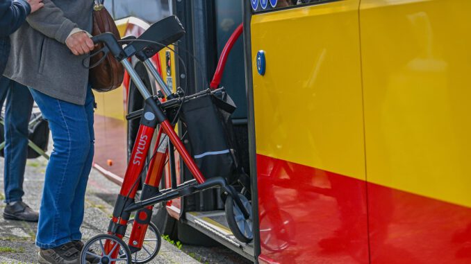 Schulung in Hanau stärkt Sicherheit von Rollatornutzern im Busverkehr