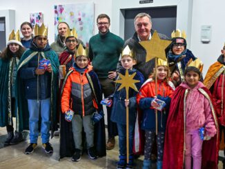 Sternsinger werben im Hanauer Rathaus für Bildung statt Kinderarbeit